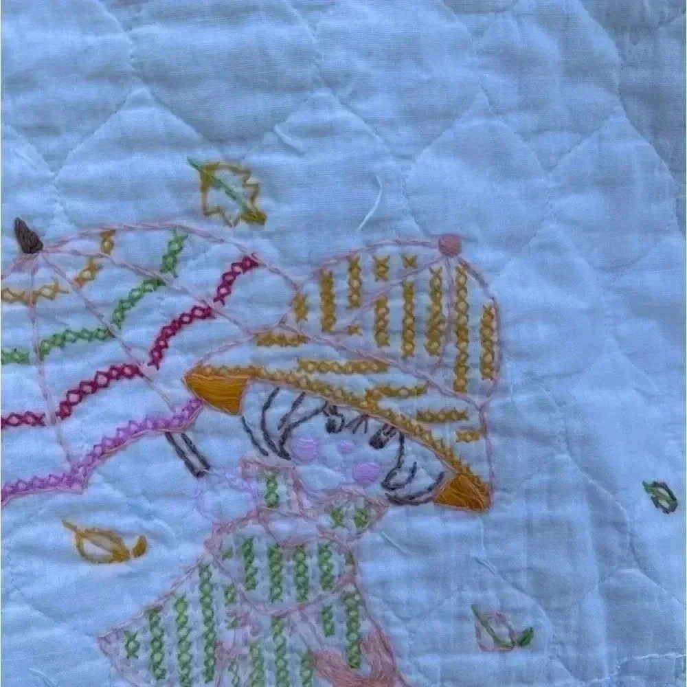 VINTAGE BABY QUILT in good condition somewhere see pics
